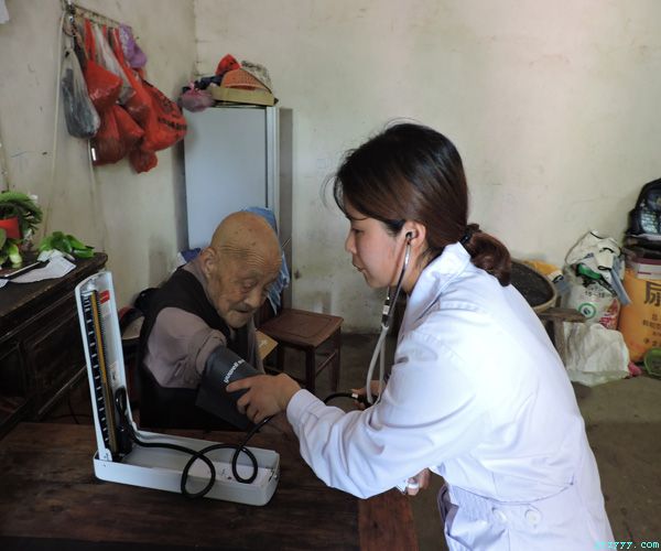 枞阳县中医共体为百岁老人免费上门体检